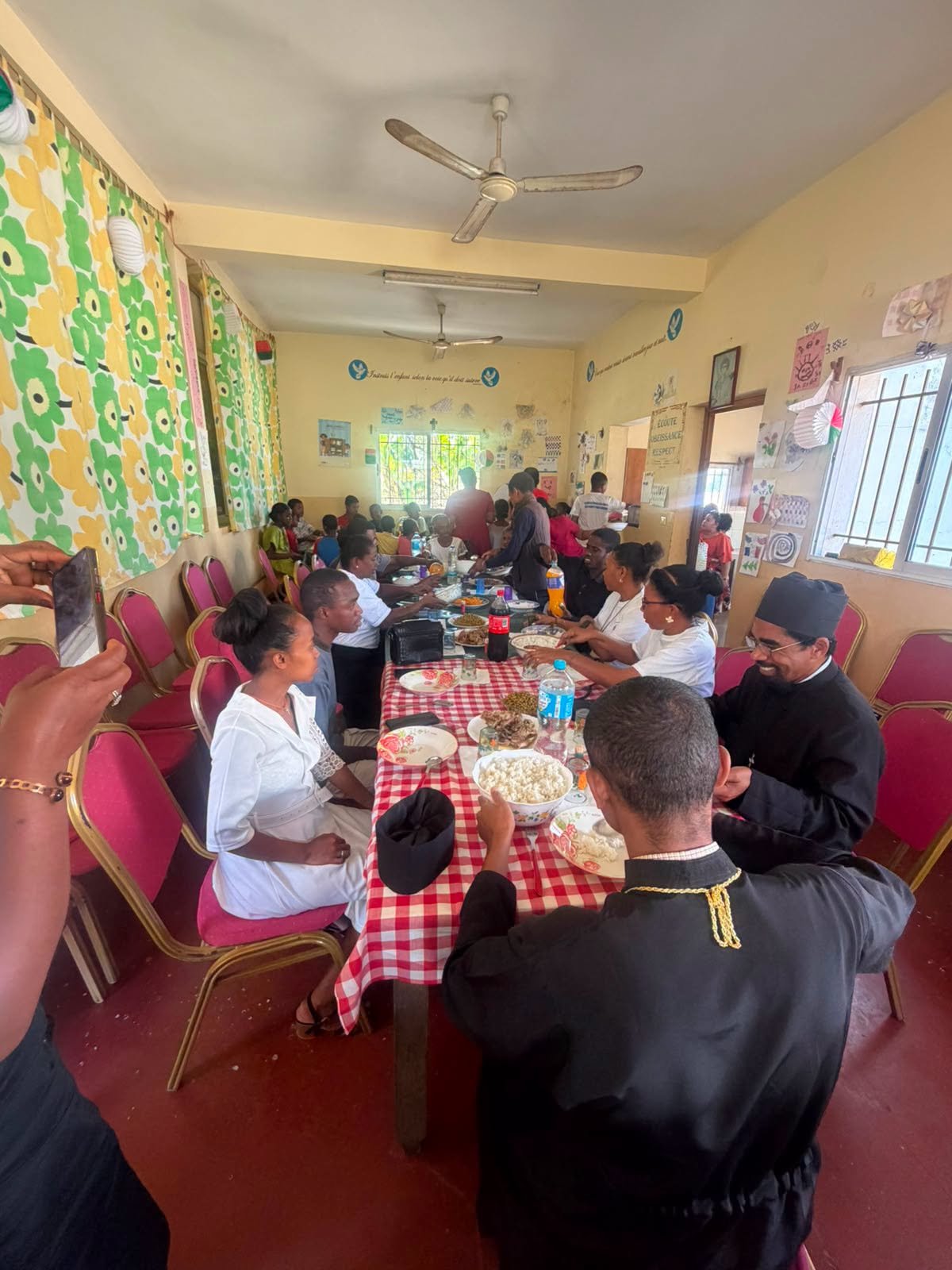 Un repas d’amour à l’orphelinat et à la maison de retraite