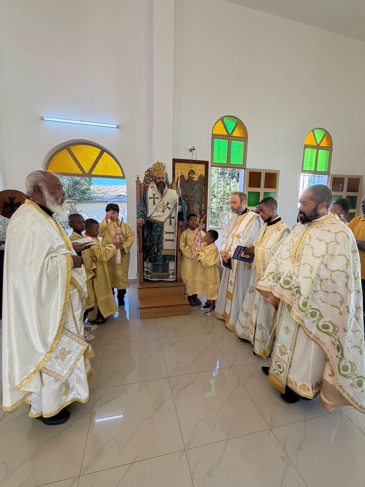 Ordination du Père Alexandre et distribution du « Sac de la Vie »